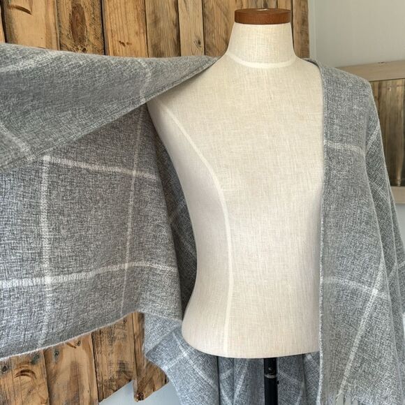 NWT Lane Bryant Women’s Plaid Fringe Hem Poncho Shaw Cardigan OS Gray White - Picture 3 of 13